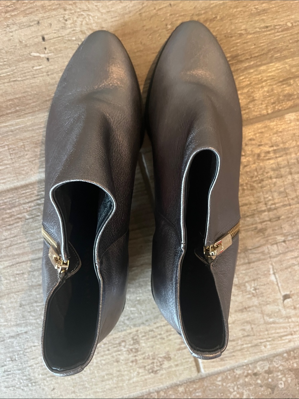 Taryn Rose Metallic Gray Leather Ankle Booties with Side Zip 9.5 - Picture 4 of 8